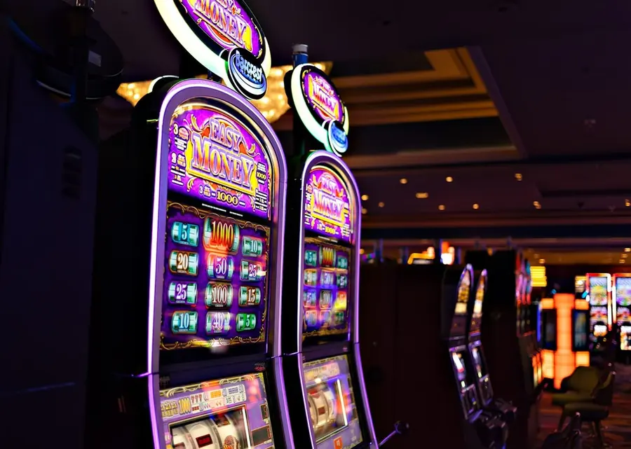 Deretan mesin slot menyala di kasino