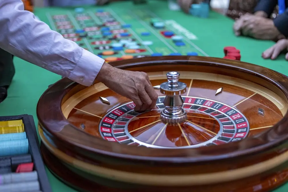 Roulette kasino berputar di atas meja hijau